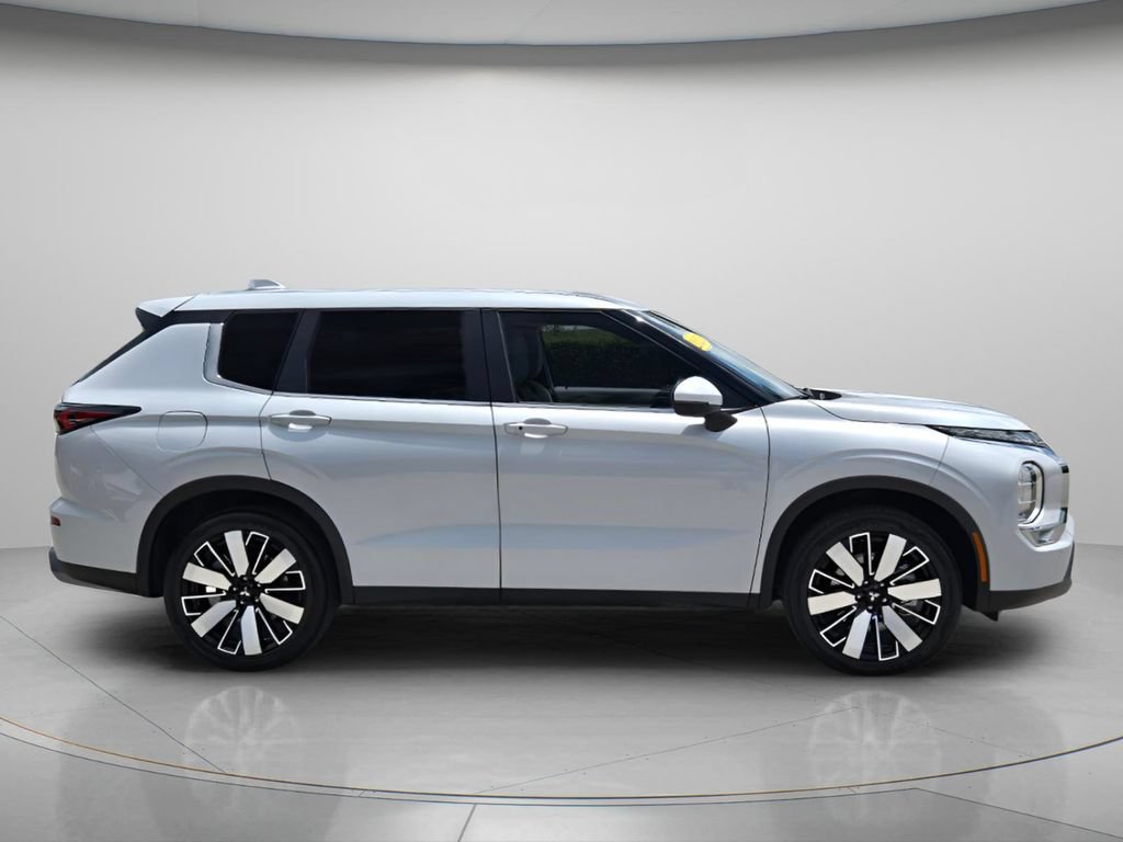 Used 2025 Mitsubishi Outlander SE FWD image 4