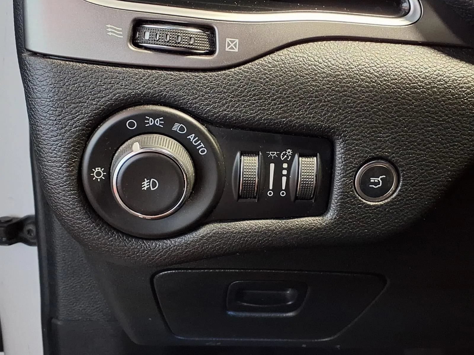 Used 2019 Jeep Cherokee Limited w/ Luxury Group AWD/4WD image 19