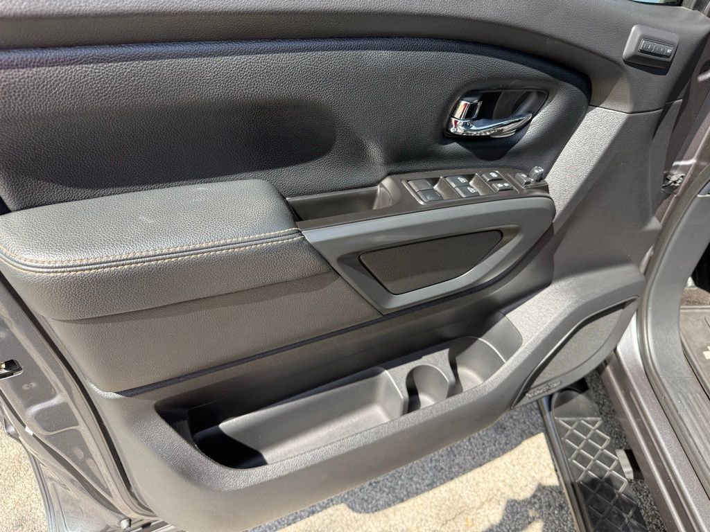 Used 2018 Nissan Titan SL w/ Midnight Edition AWD/4WD image 13