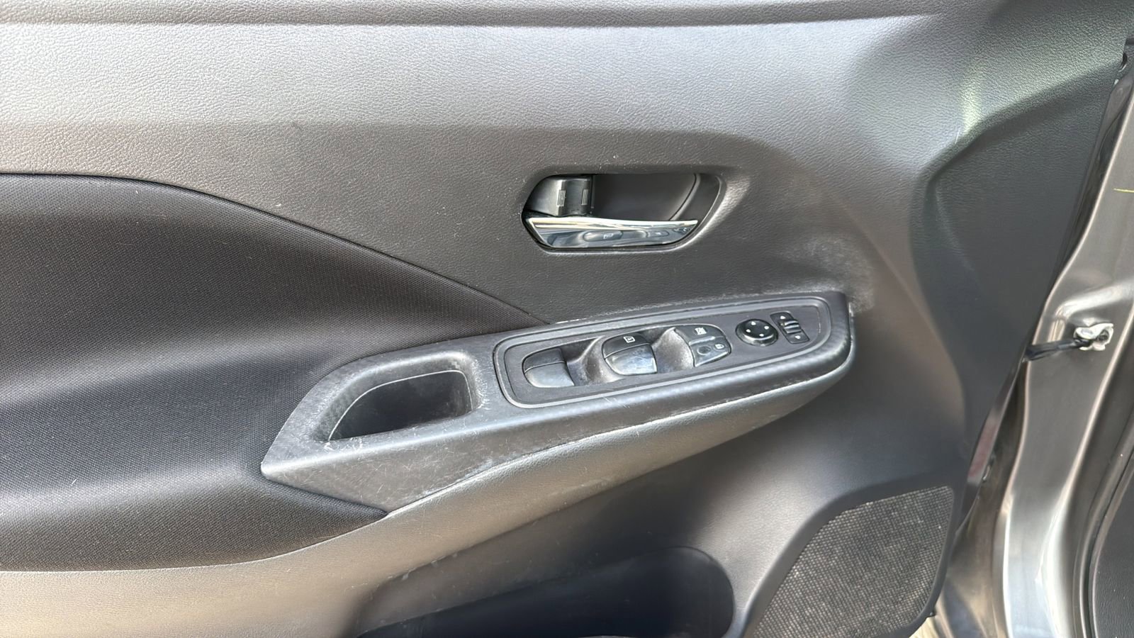 Used 2021 Nissan Versa SV FWD image 5