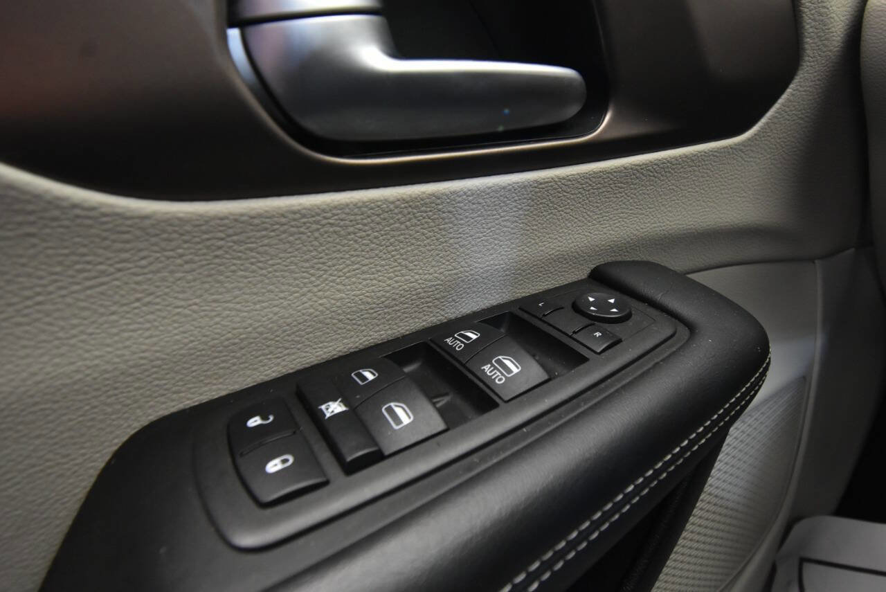 Used 2023 Chrysler Voyager LX FWD image 33