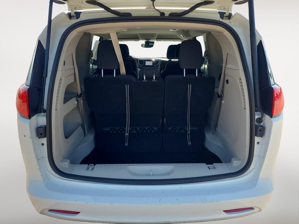 Used 2023 Chrysler Voyager LX FWD image 17