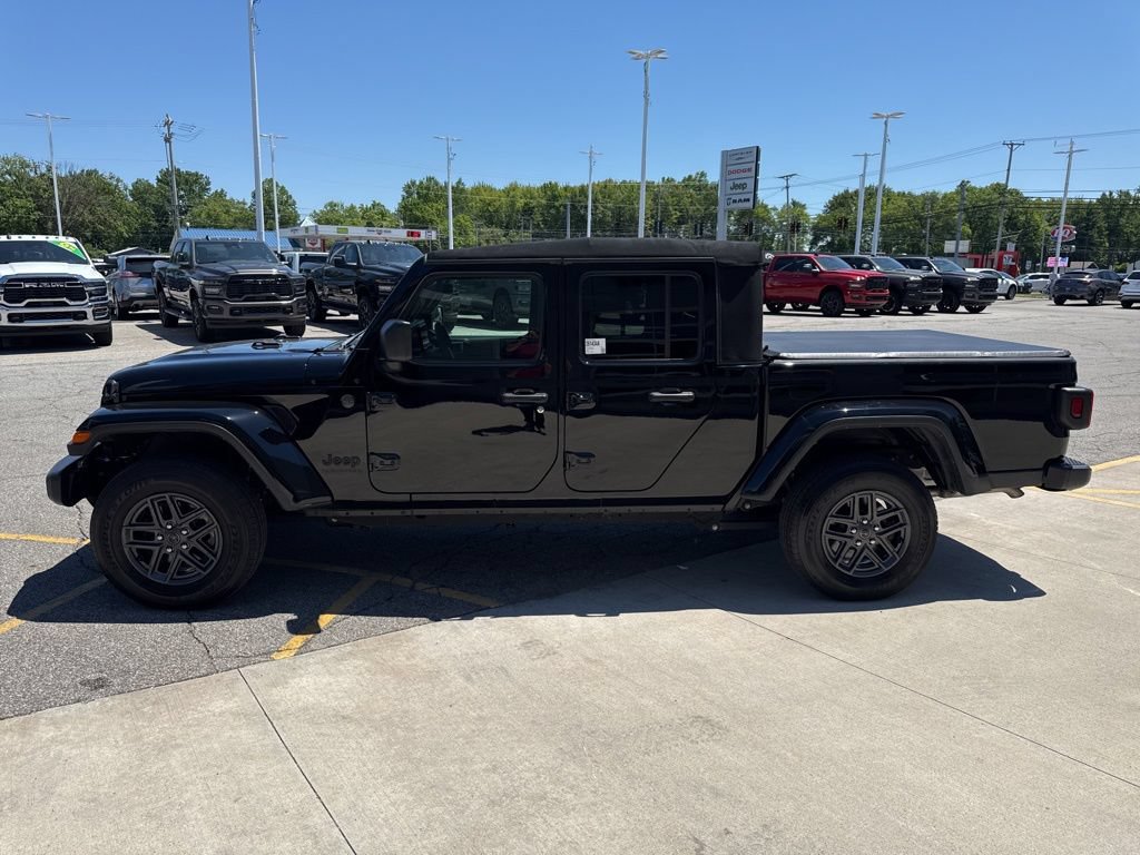 Used 2024 Jeep Gladiator Sport AWD/4WD image 9
