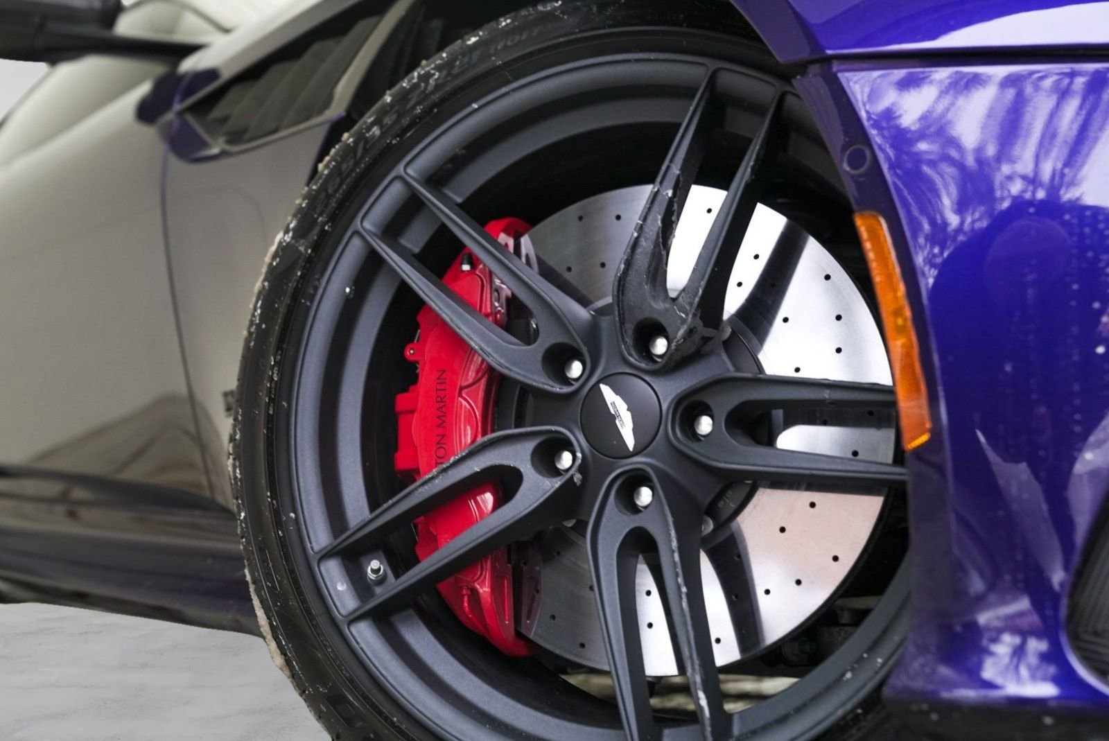 Used 2023 Aston Martin DBS Coupe RWD image 3