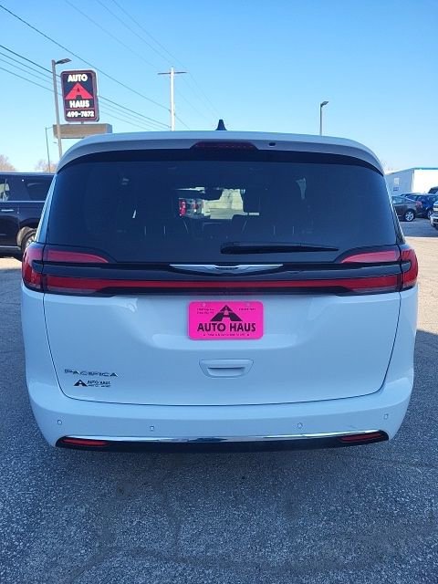 Used 2024 Chrysler Pacifica Touring-L image 22