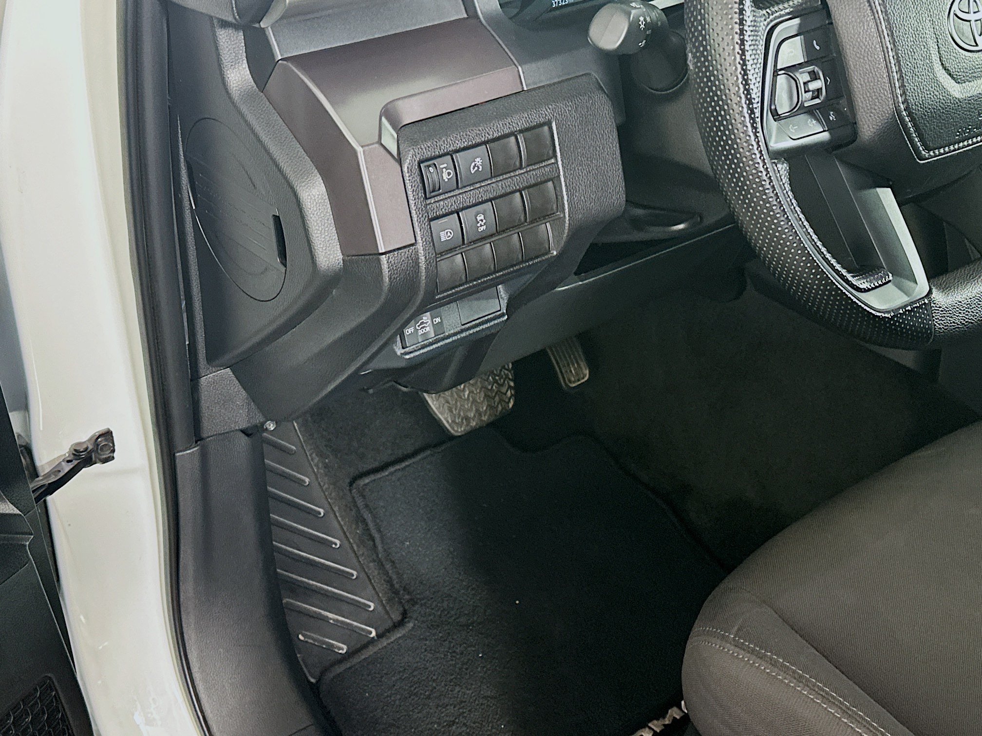 Used 2025 Toyota Tacoma SR5 AWD/4WD image 17