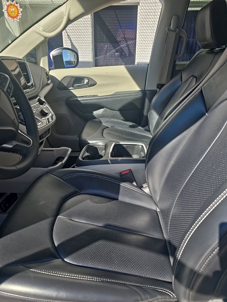Used 2023 Chrysler Pacifica Touring-L image 4