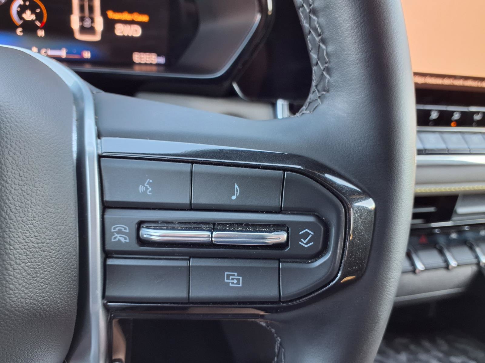Used 2024 Chevrolet Colorado ZR2 w/ Technology Package AWD/4WD image 15