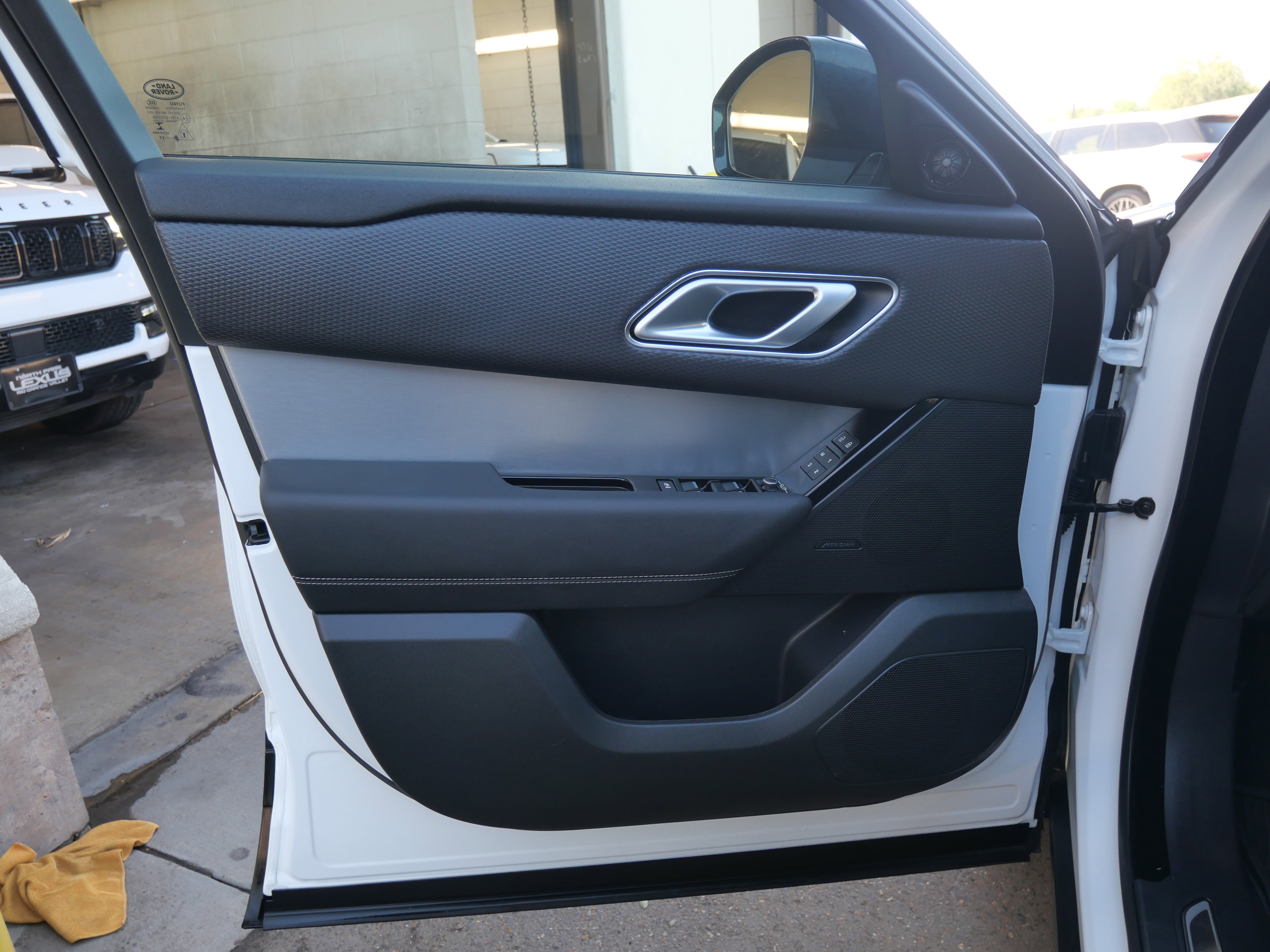 Used 2022 Land Rover Range Rover Velar R-Dynamic S image 16