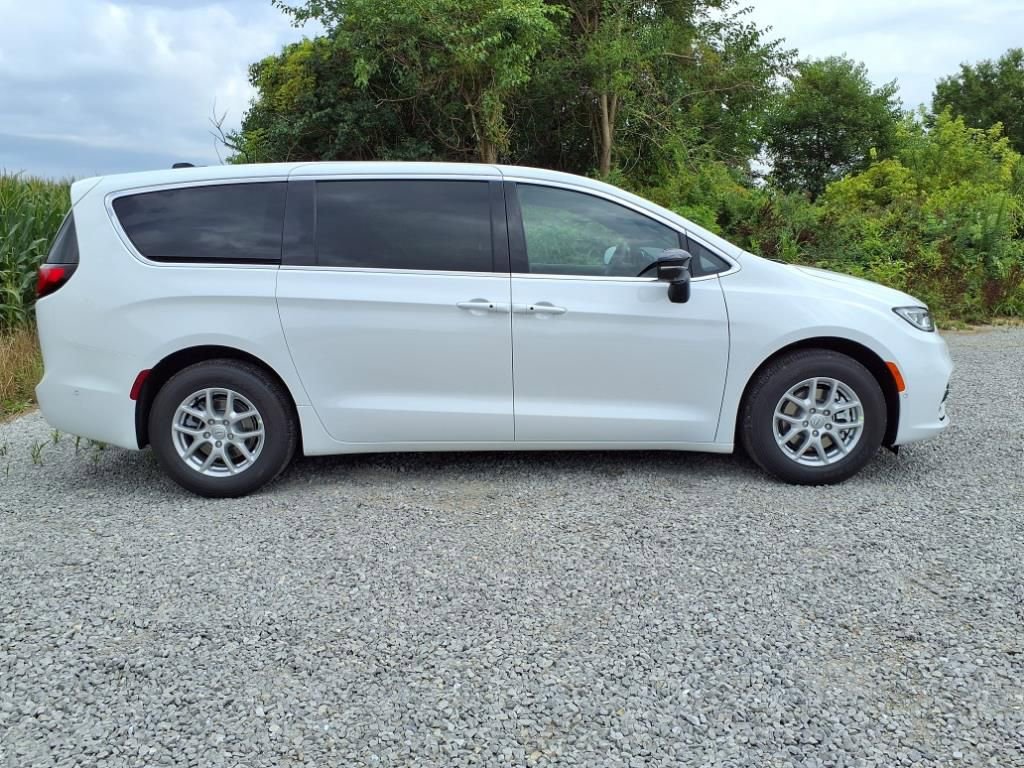 New 2025 Chrysler Pacifica Select image 28