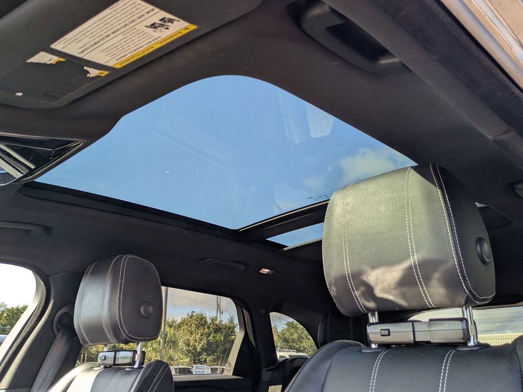 Used 2018 Land Rover Range Rover Velar R-Dynamic SE AWD/4WD image 17