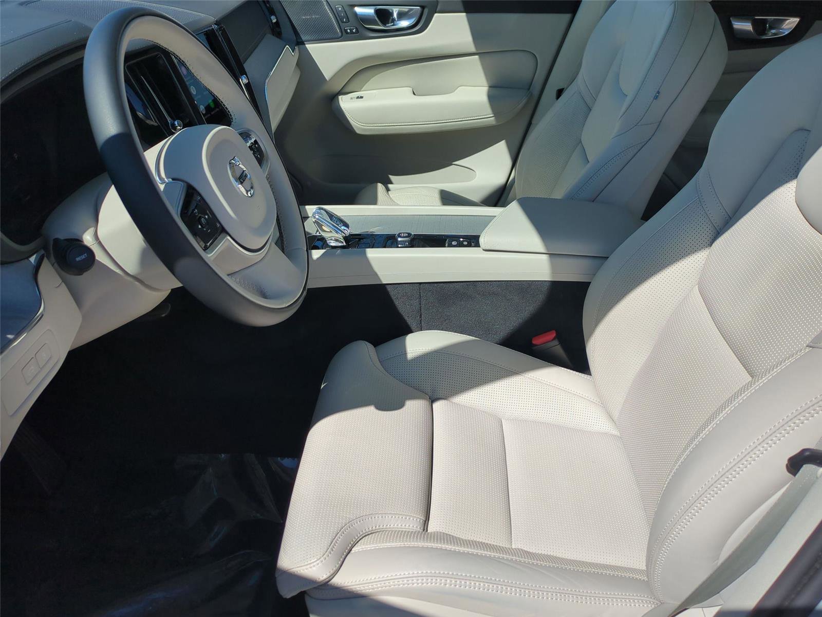 Used 2025 Volvo XC60 T8 Ultra w/ Protection Package Premier image 16