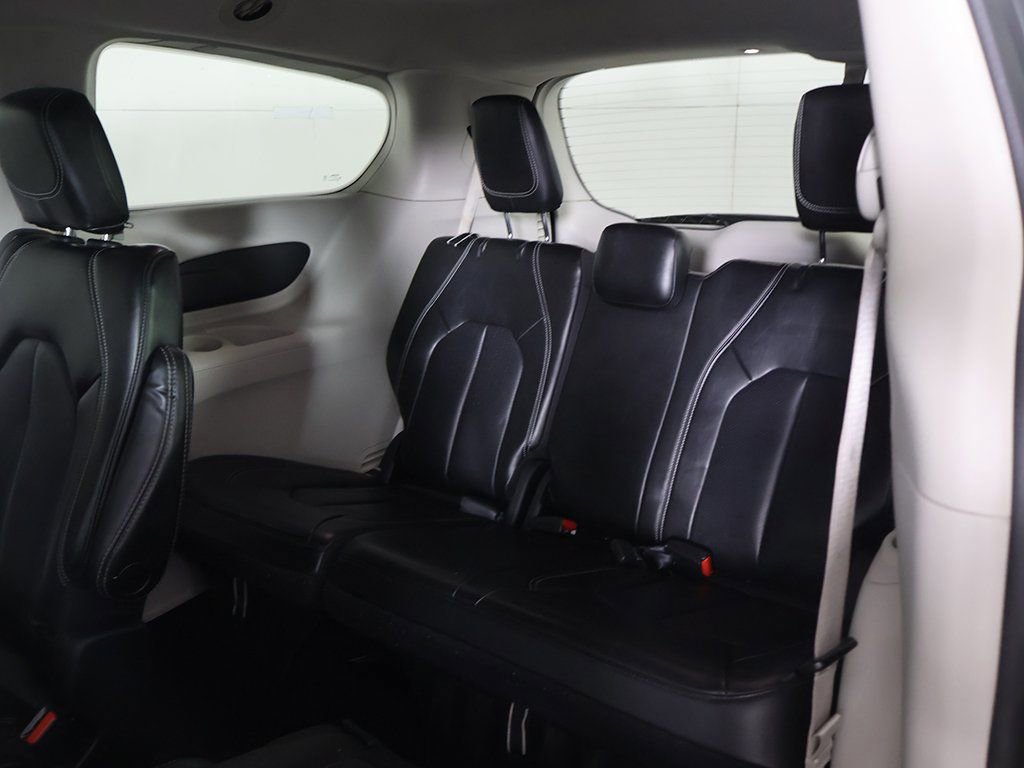 Used 2023 Chrysler Pacifica Touring-L image 32
