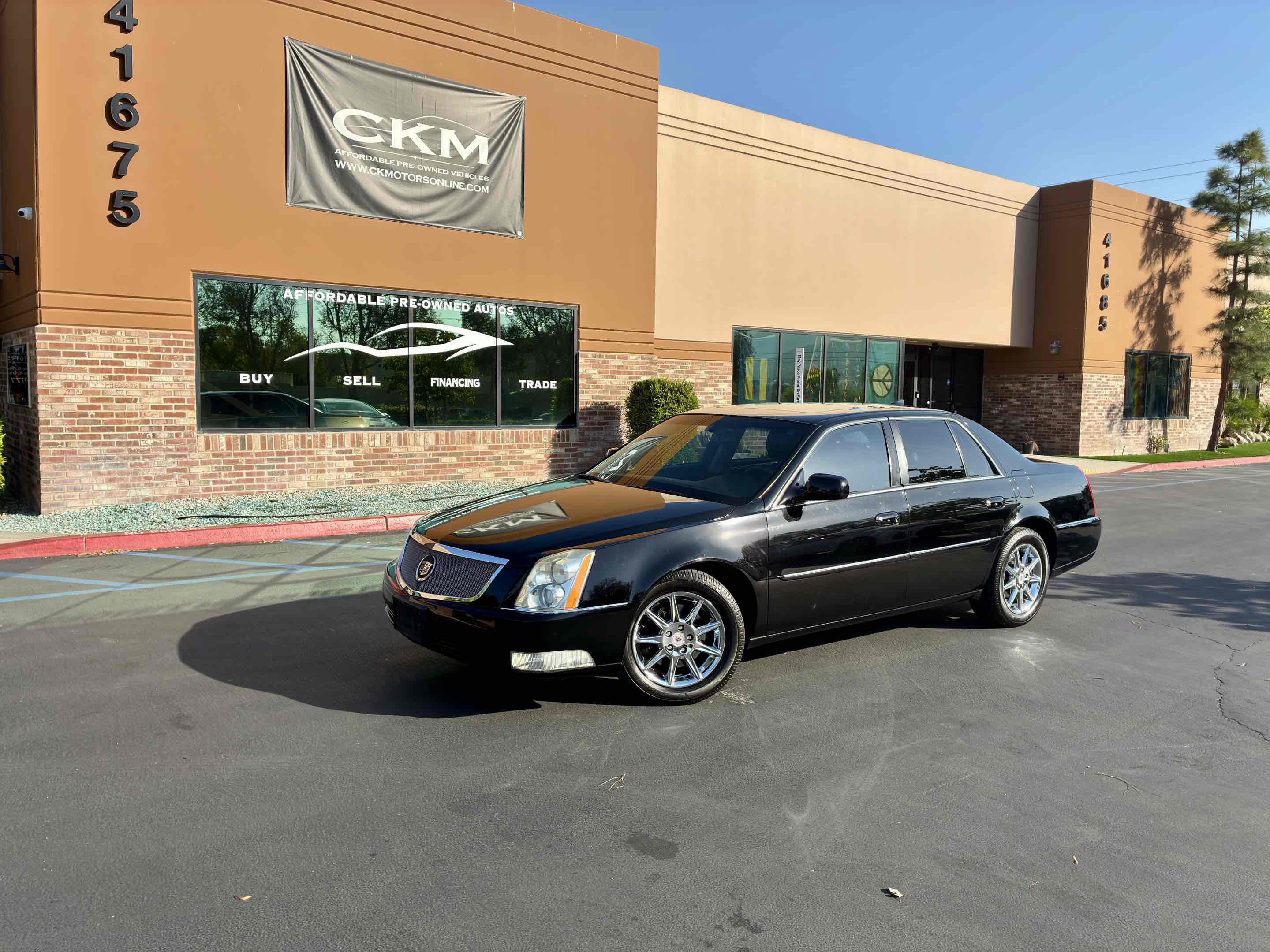 Used 2011 Cadillac DTS Luxury FWD image 2