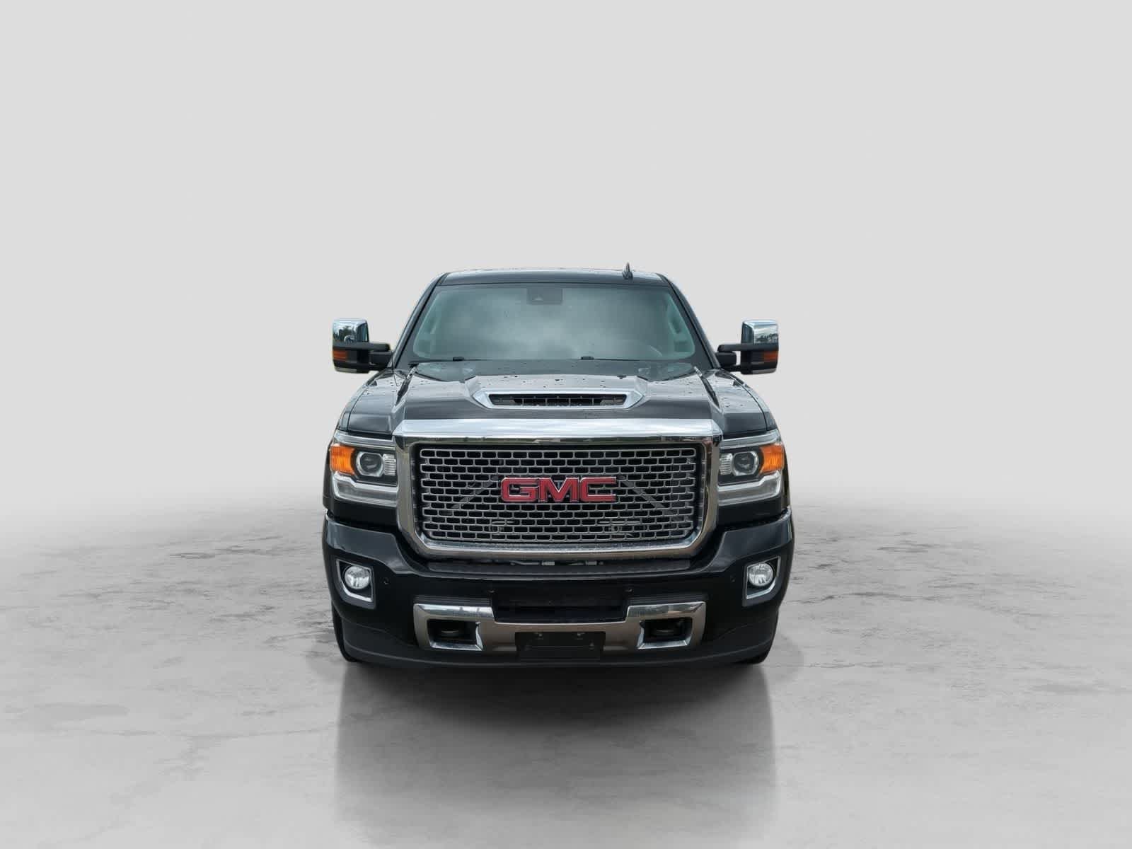 Used 2017 GMC Sierra 2500 Denali w/ Suspension Package, Off-Road AWD/4WD image 3