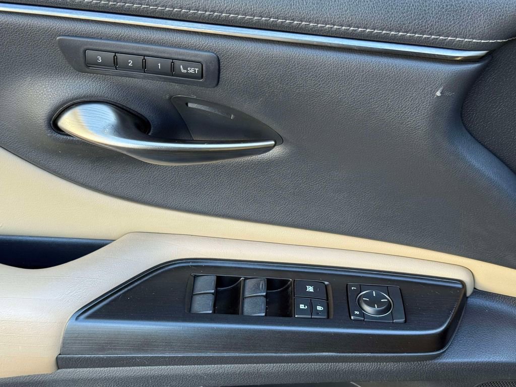 Used 2019 Lexus ES 350 350 Luxury w/ Accessory Package image 21