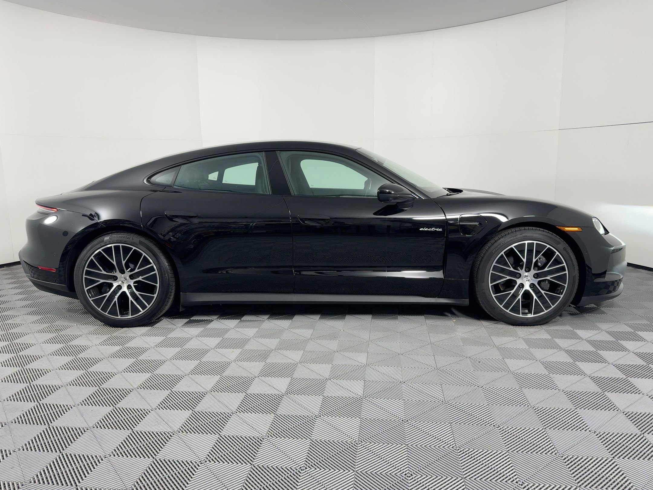Used 2025 Porsche Taycan RWD image 8
