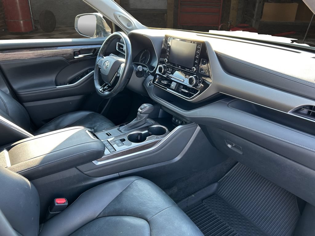 Used 2020 Toyota Highlander Limited FWD image 15