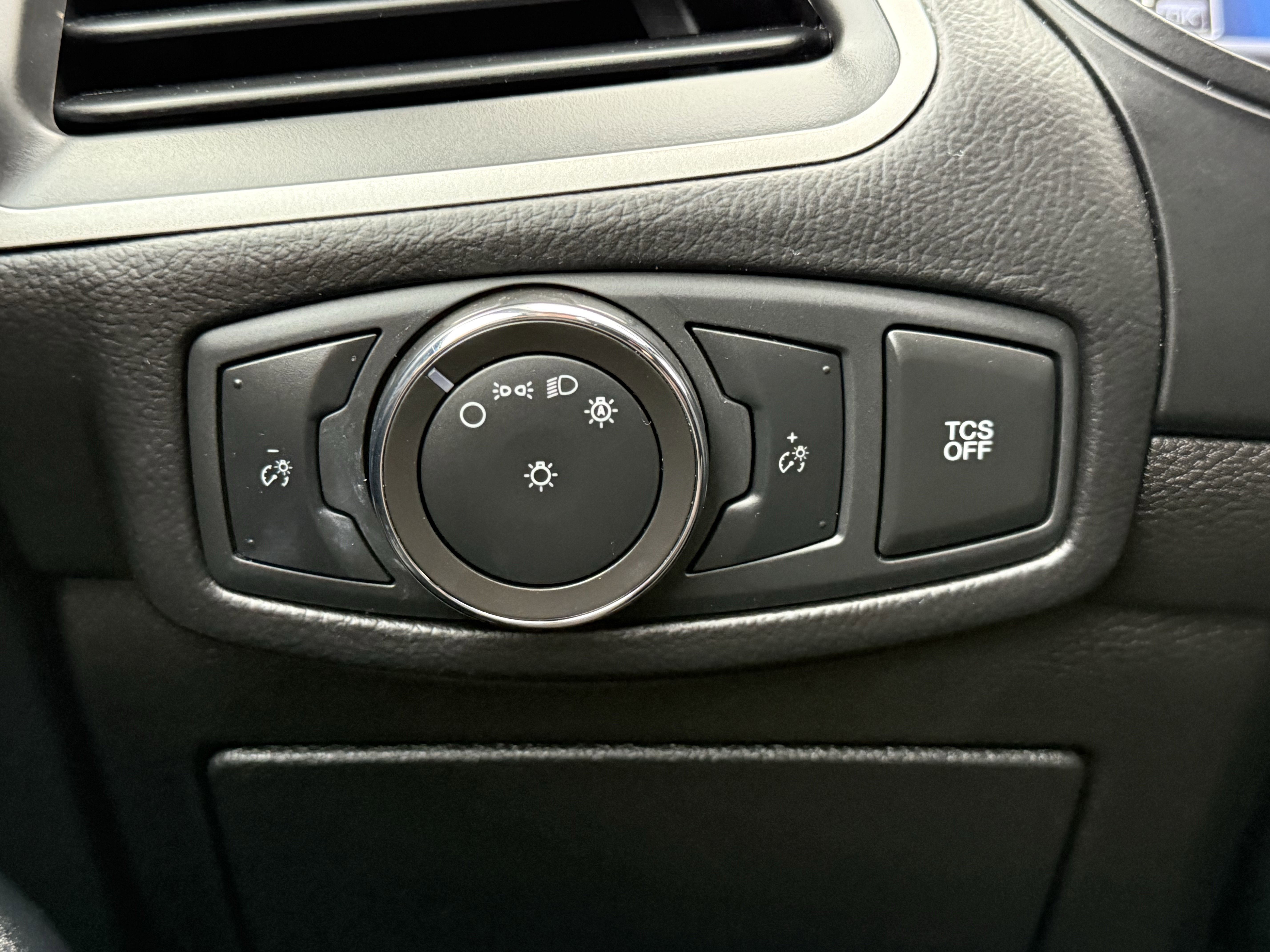 Used 2023 Ford Edge SE image 23