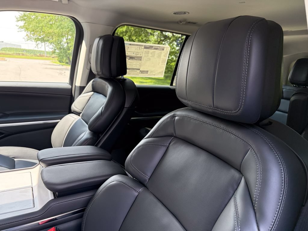 New 2027 Lincoln Navigator Premiere AWD/4WD image 12