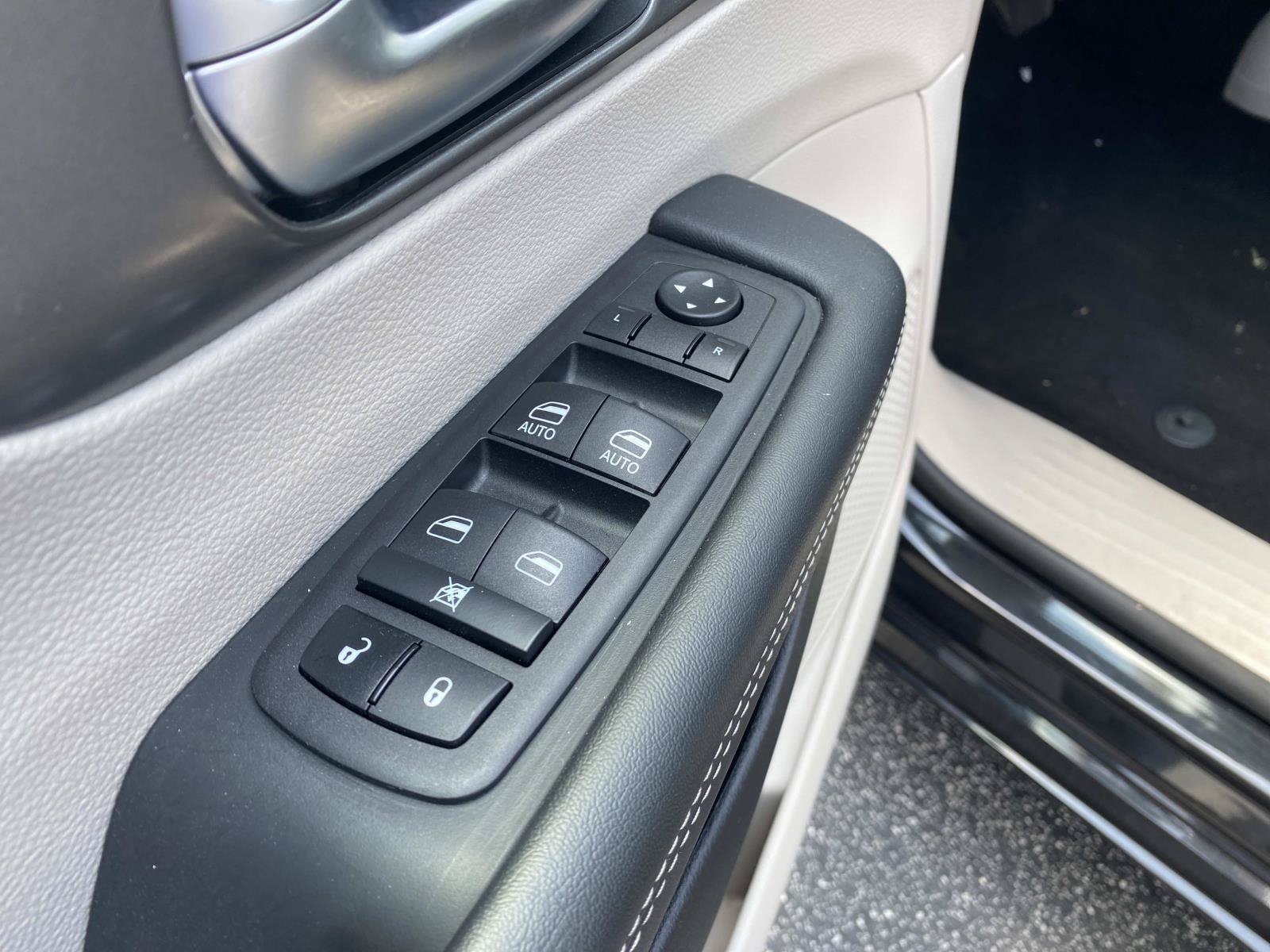 Used 2023 Chrysler Pacifica Touring-L FWD image 21