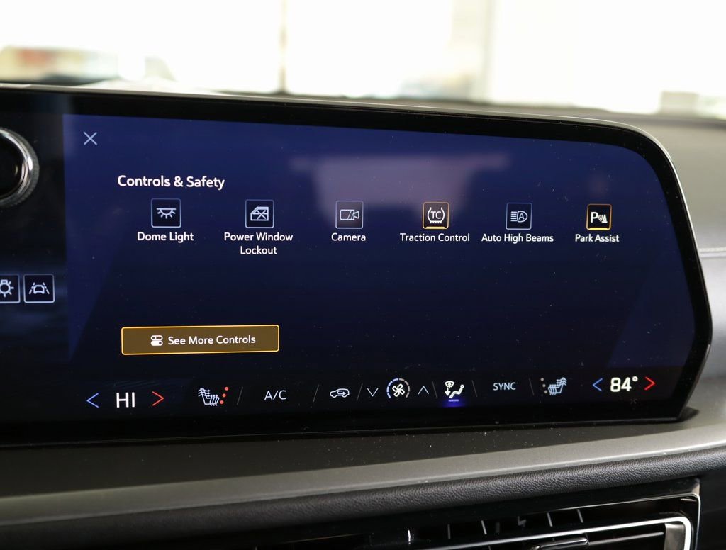 Used 2025 Chevrolet Traverse LT image 16