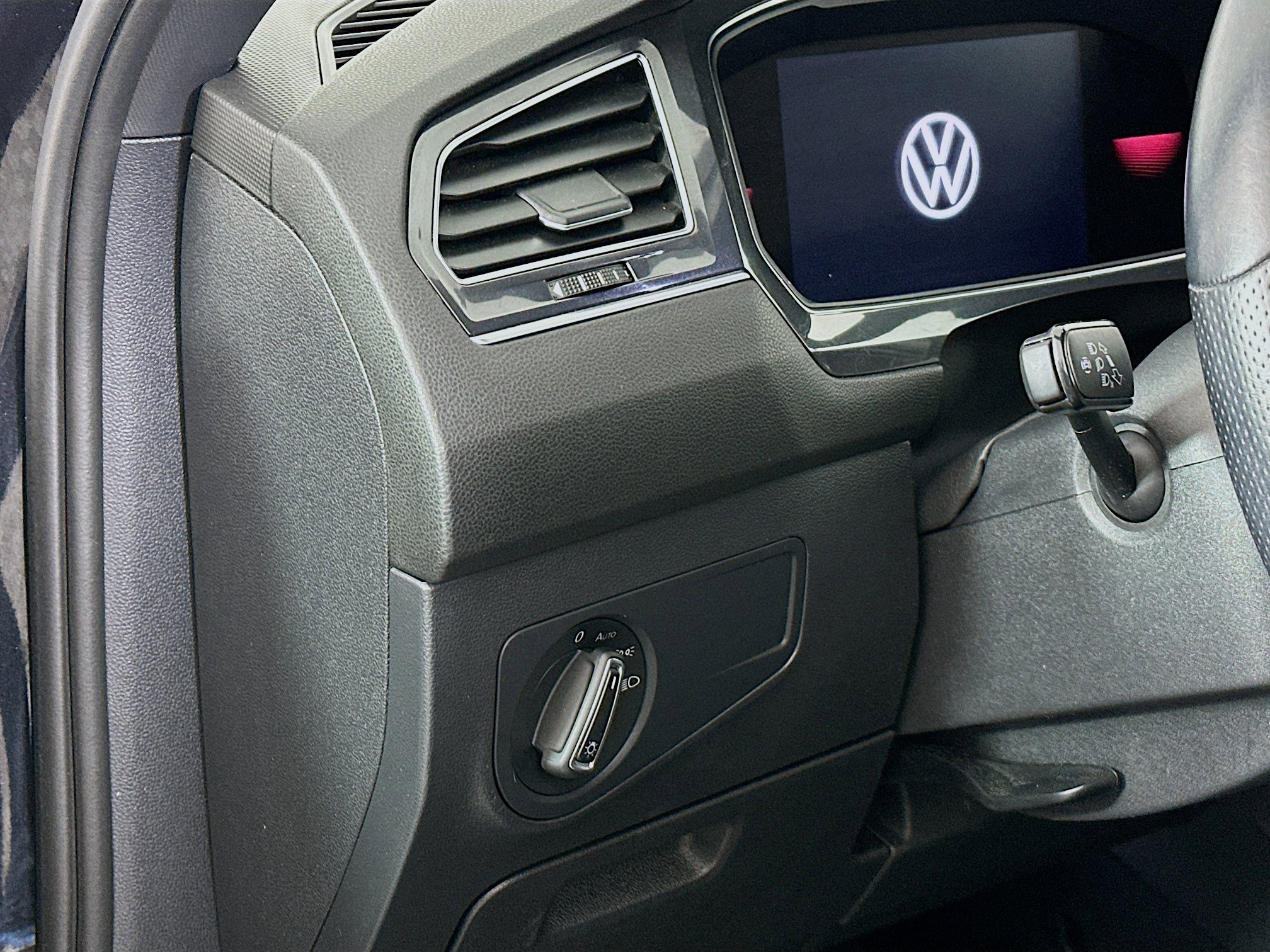 Used 2022 Volkswagen Tiguan SE R-Line image 17