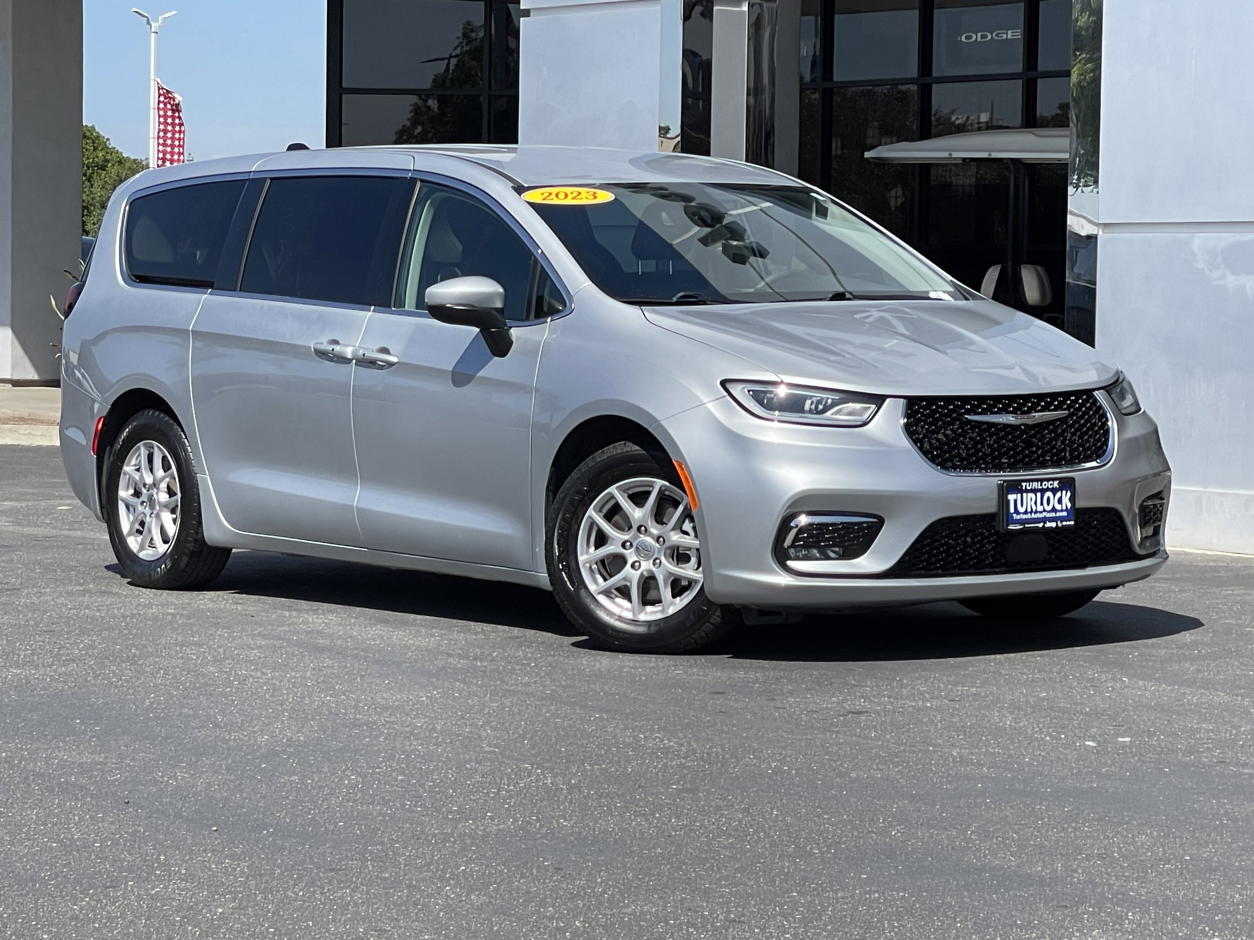 Used 2023 Chrysler Pacifica Touring-L FWD image 2