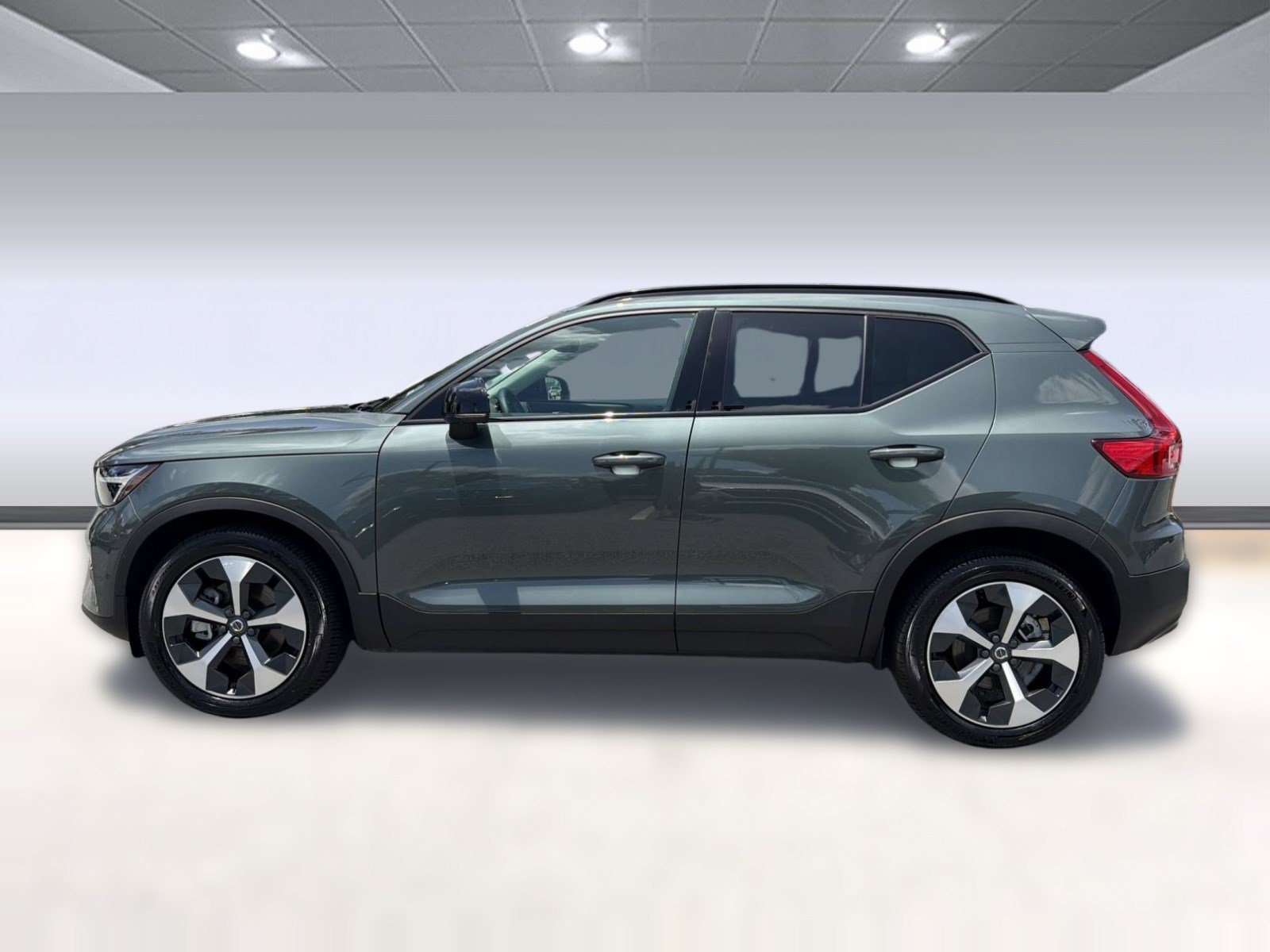 Certified 2026 Volvo XC40 B5 Plus AWD/4WD image 2