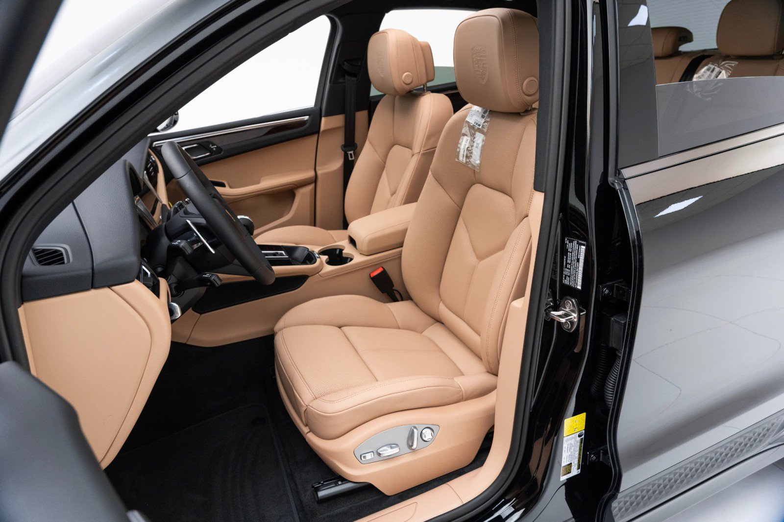 Certified 2025 Porsche Macan AWD/4WD image 5