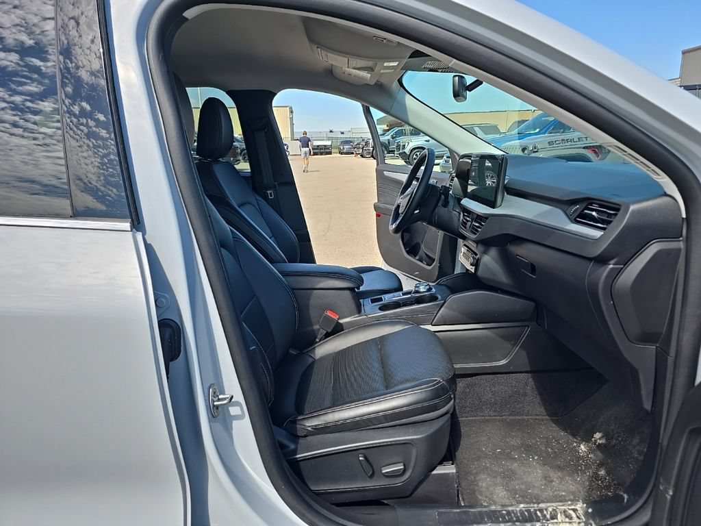 Used 2025 Ford Escape Platinum AWD/4WD image 11