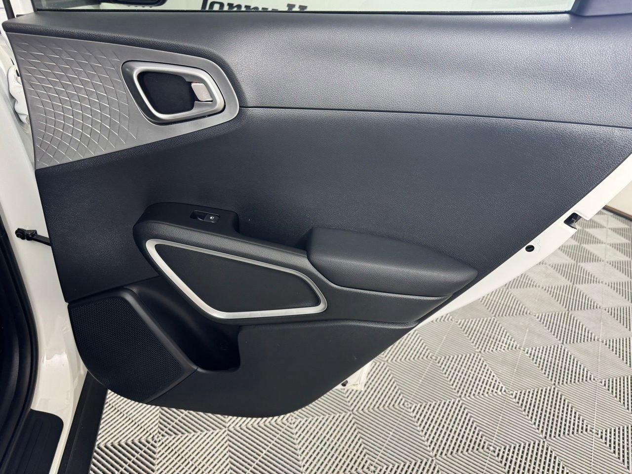 Used 2025 Kia Soul LX w/ LX Technology Package FWD image 34