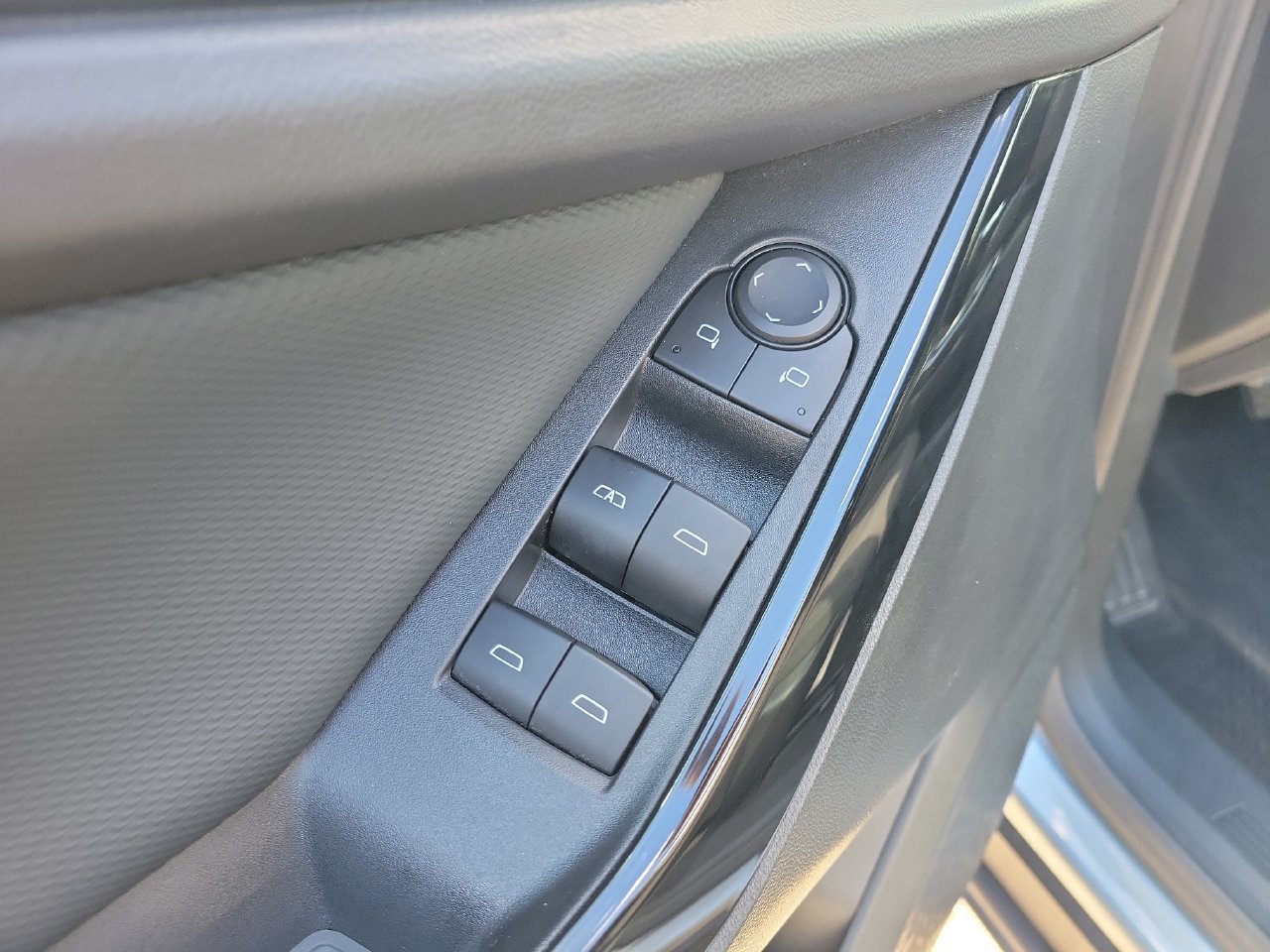 Used 2025 Chevrolet Equinox LT FWD image 13