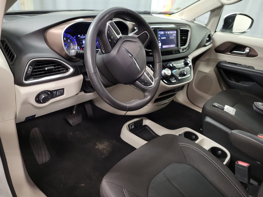 Used 2023 Chrysler Voyager LX image 13