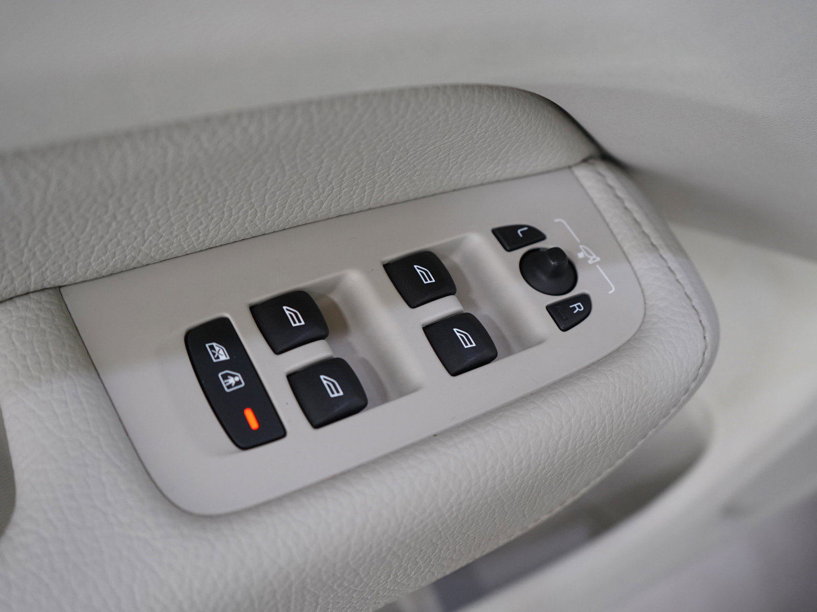 Used 2019 Volvo XC60 T6 Momentum w/ Multimedia Package image 21