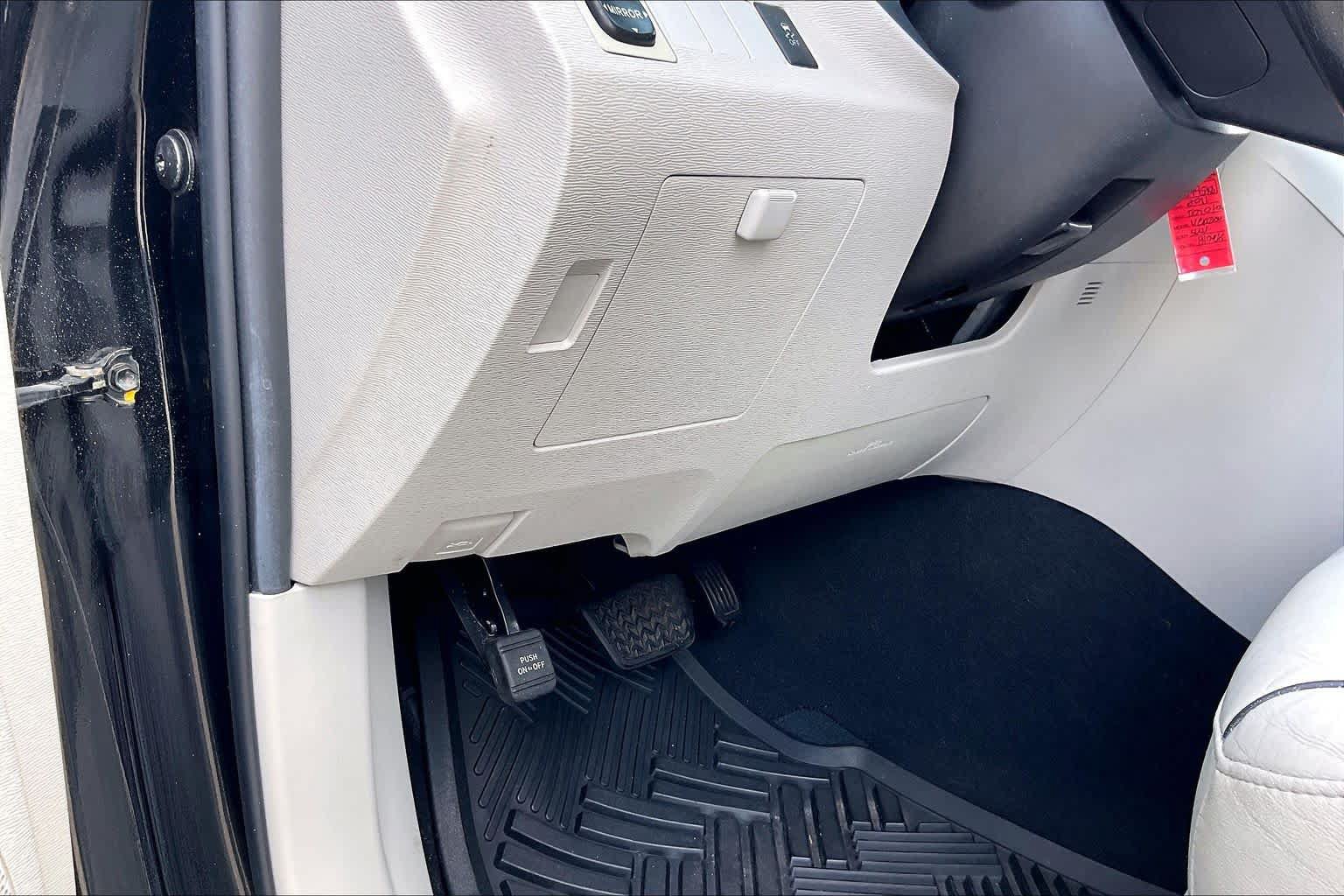 Used 2011 Toyota Venza w/ Leather Pkg FWD image 33