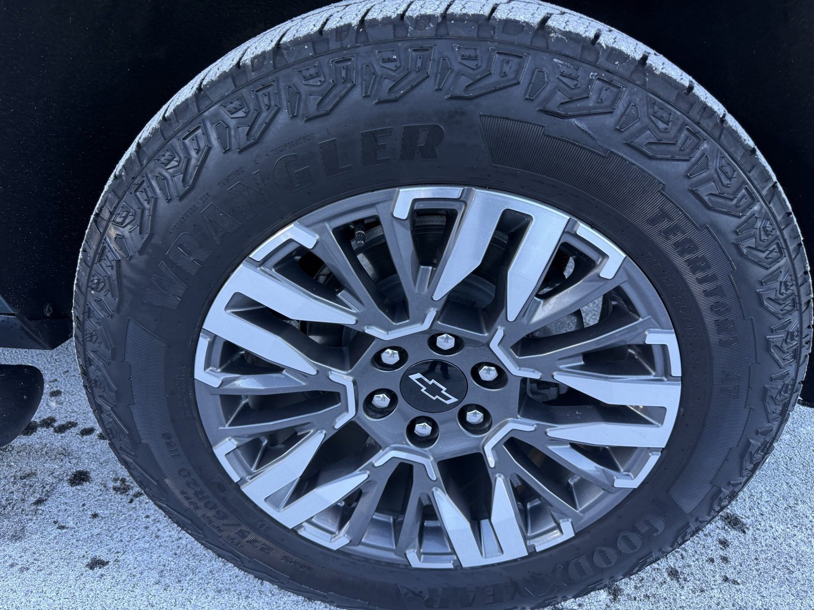 Used 2025 Chevrolet Suburban Z71 w/ Z71 Off-Road Package image 8