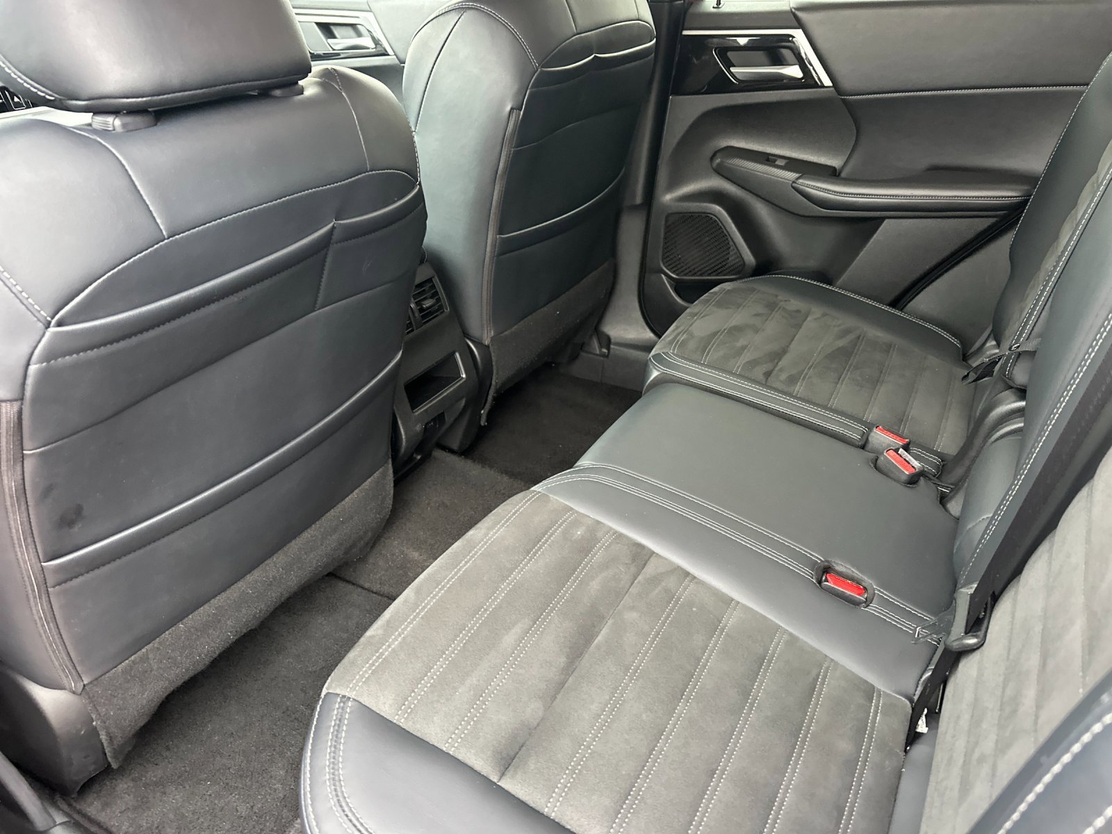 Used 2024 Mitsubishi Outlander SE Black Edition image 11