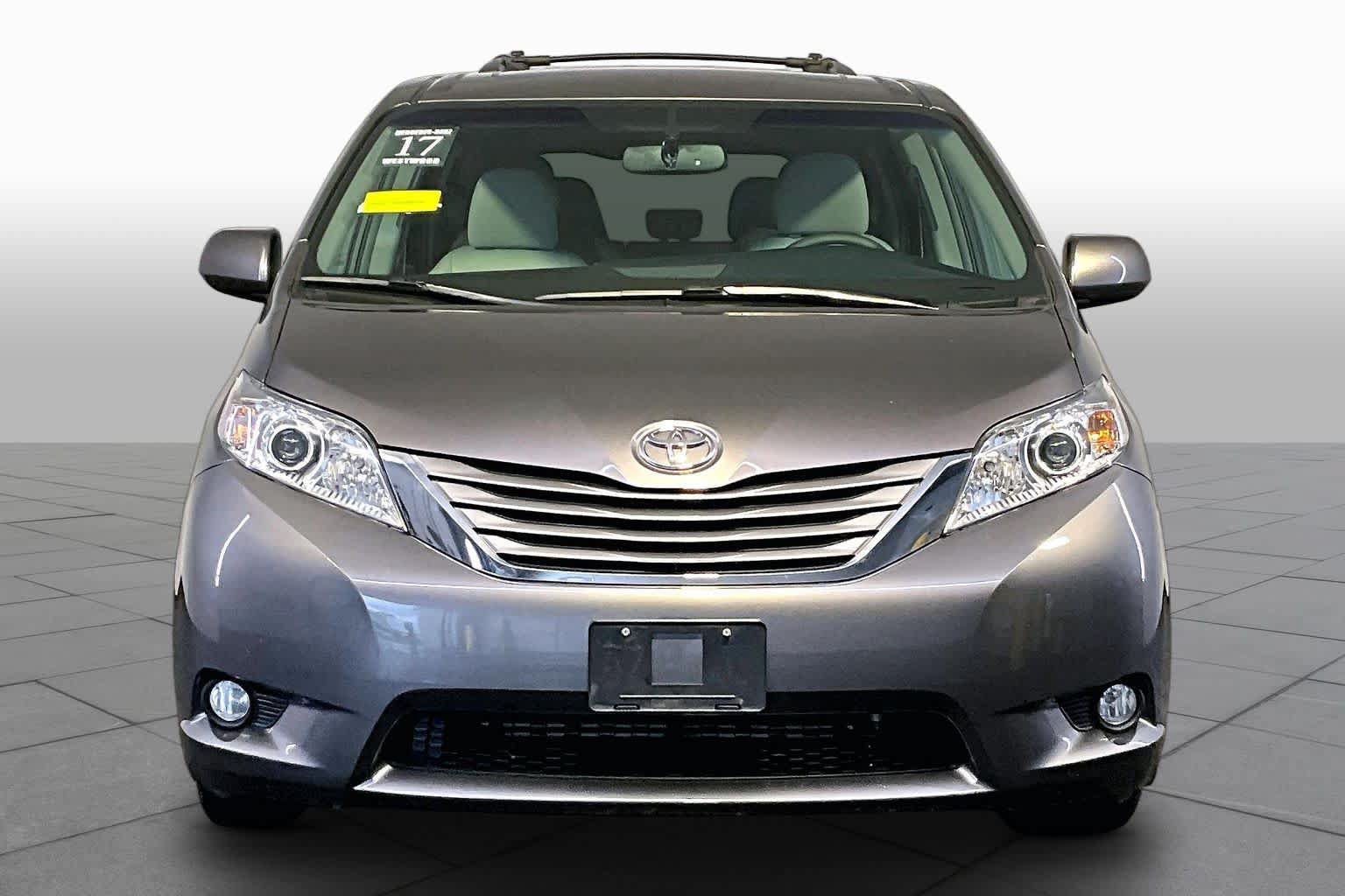 Used 2017 Toyota Sienna XLE w/ XLE Navigation Package AWD/4WD image 4