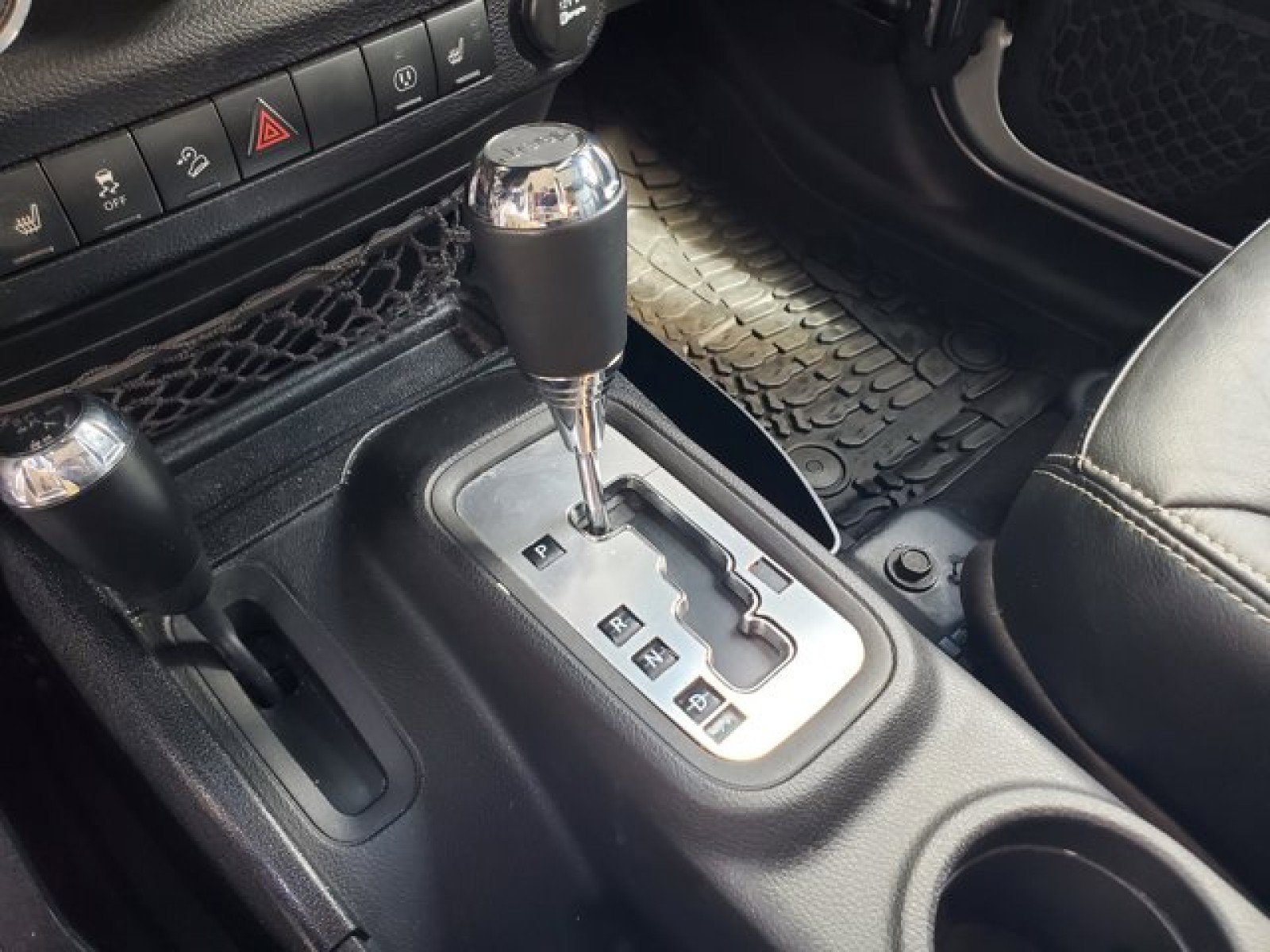 Used 2015 Jeep Wrangler Unlimited Rubicon w/ Connectivity Group image 21