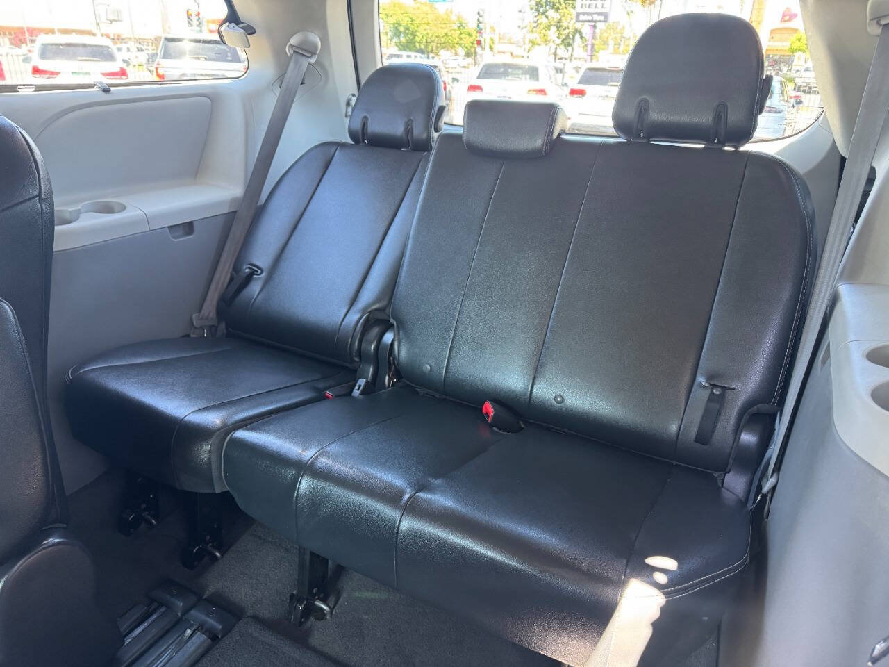 Used 2014 Toyota Sienna SE FWD image 12