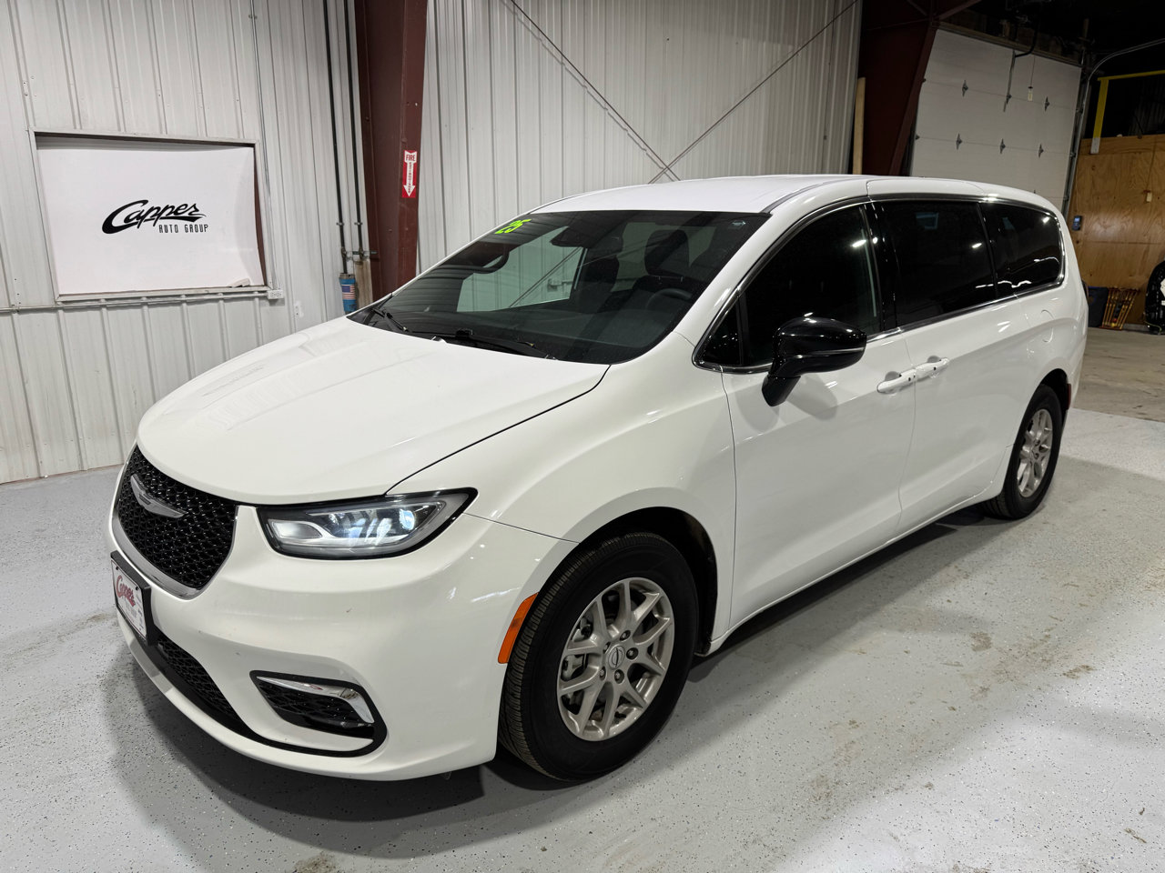 Used 2025 Chrysler Pacifica Select image 2