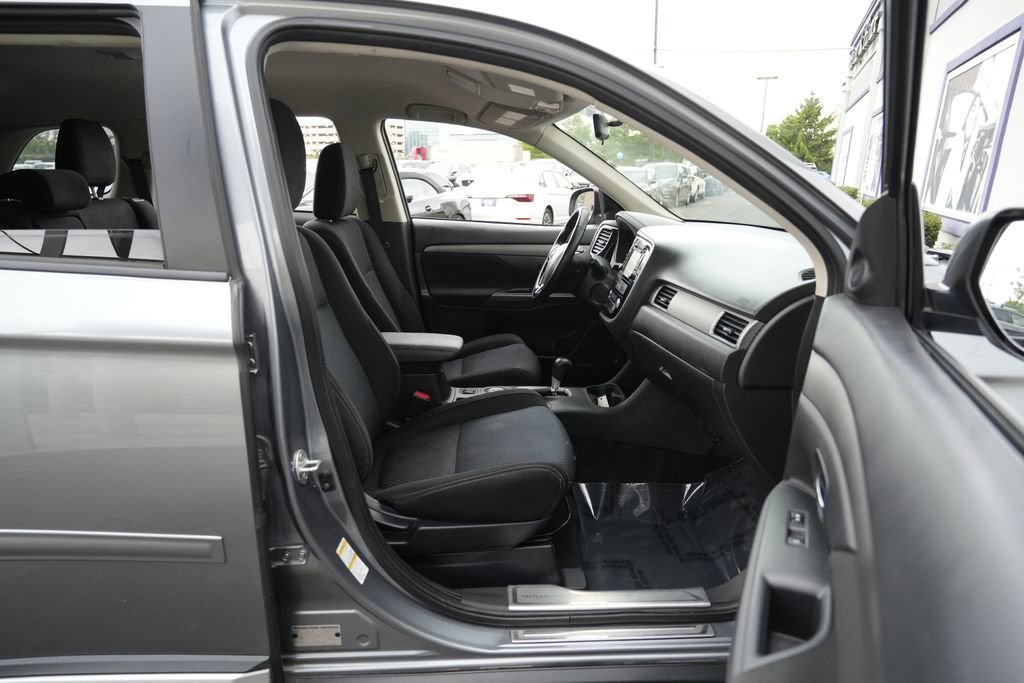 Used 2016 Mitsubishi Outlander SE AWD/4WD image 30