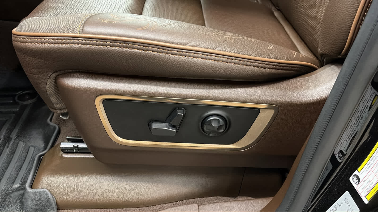 Used 2025 RAM 1500 Limited w/ Off Road Group image 8