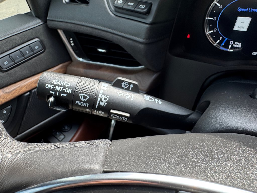 Used 2019 Cadillac Escalade Premium Luxury AWD/4WD image 32