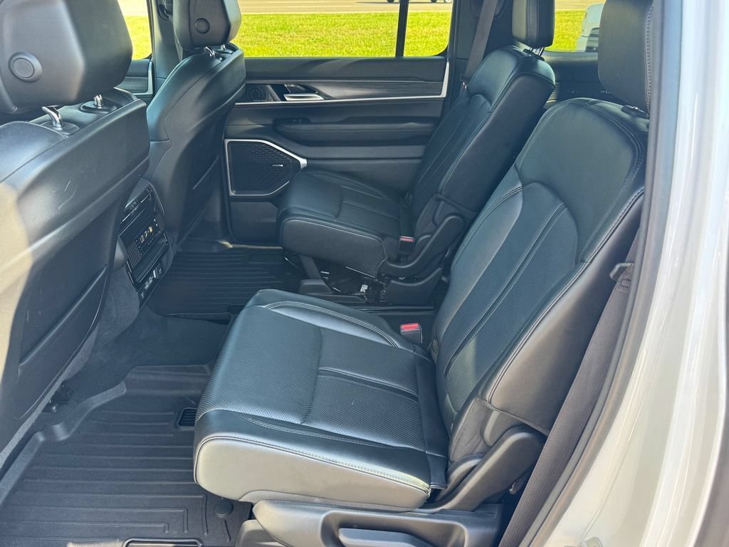 Used 2024 Jeep Wagoneer L Series III w/ Flexible Seating Group AWD/4WD image 14