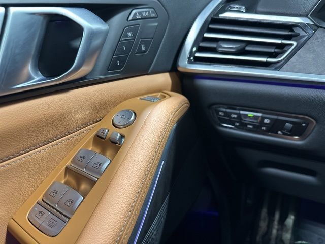 Used 2022 BMW X7 xDrive40i w/ M Sport Package image 16