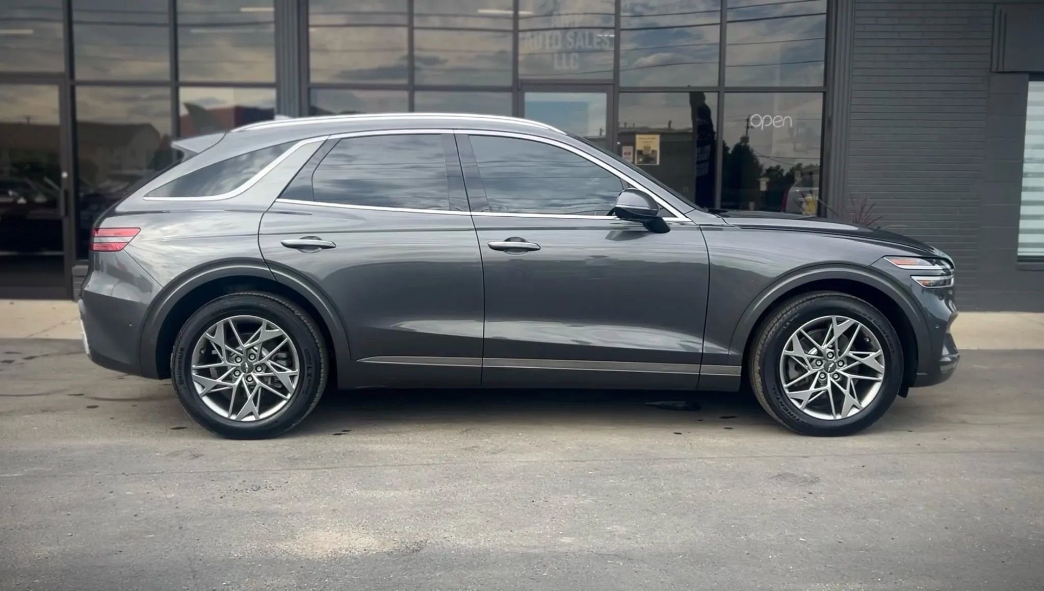 Used 2022 Genesis GV70 2.5T w/ Advanced Package image 2