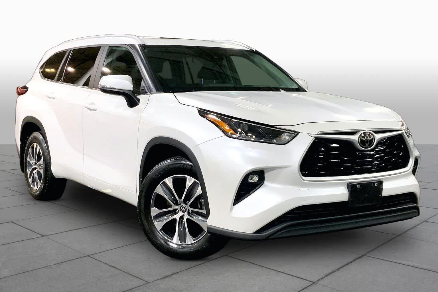 Used 2023 Toyota Highlander XLE AWD/4WD image 3