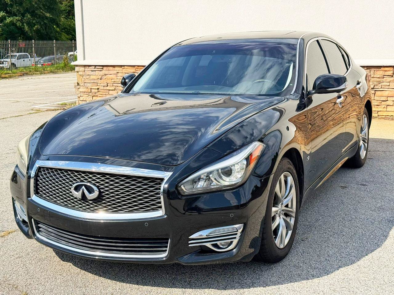 Used 2018 INFINITI Q70 Luxe RWD image 2